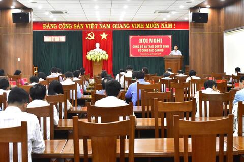 Hội nghị công bố và trao quyết định về công tác cán bộ